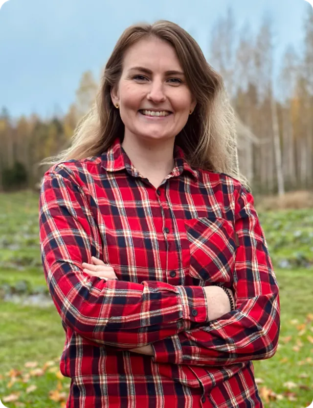 Potrettikuva Laurasta pellolla