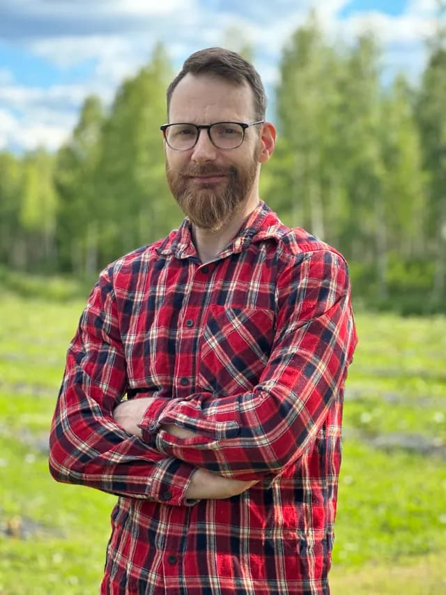 Potrettikuva Lassesta pellolla