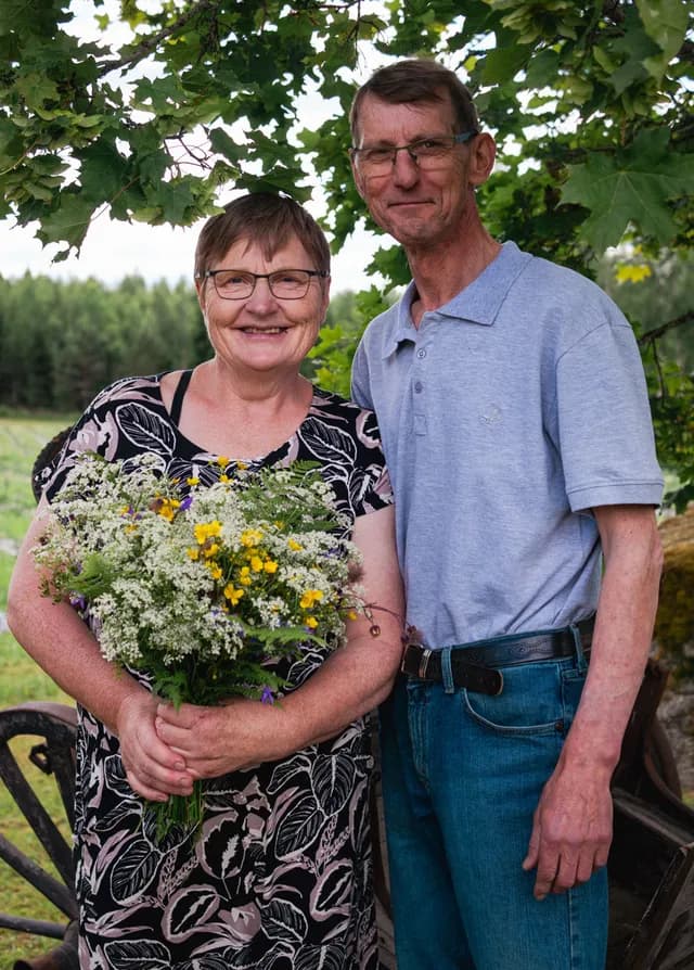 Potrettikuva vanhasta isäntäparista pellolla